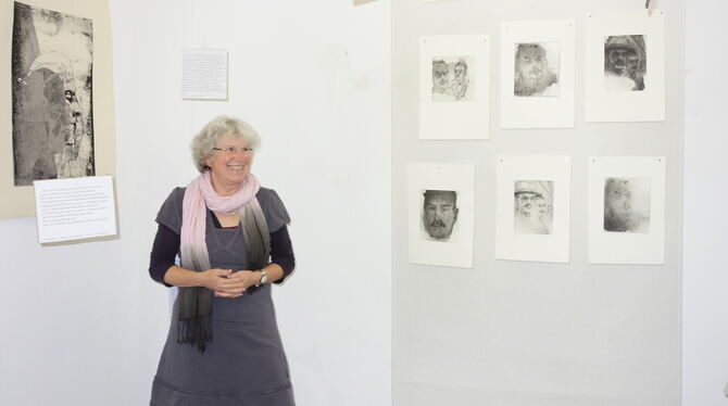 Ist fasziniert von Schriftstellern: Xenia Muscat bei der Vernissage ihrer Ausstellung »... gestern und woanders«.  FOTO: BÖHM