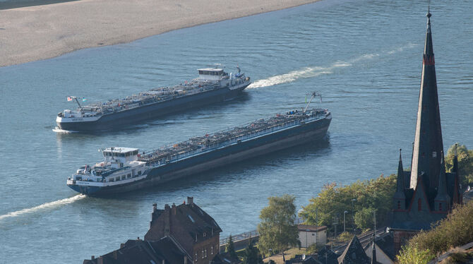 Tankschiffe fahren durch die verengte Fahrrinne des Rheins bei Lorchhausen, wo das extreme Niedrigwasser des Flusses eine Sandb