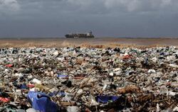 Plastikmüll am Mittelmeerstrand