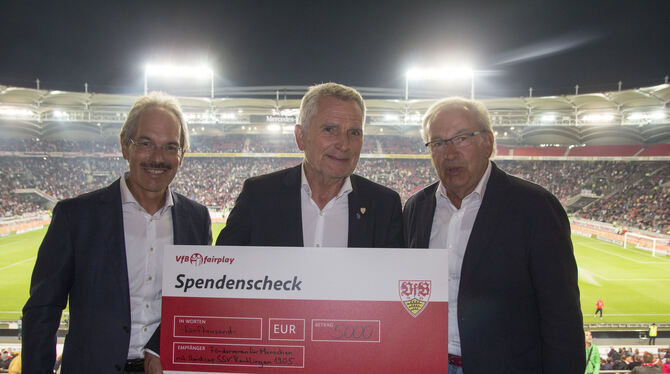 Scheckübergabe in der Mercedes-Benz-Arena. Von links: Alexander Meister, VfB-Präsident Wolfgang Dietrich, Walter Braun.  FOTO: V