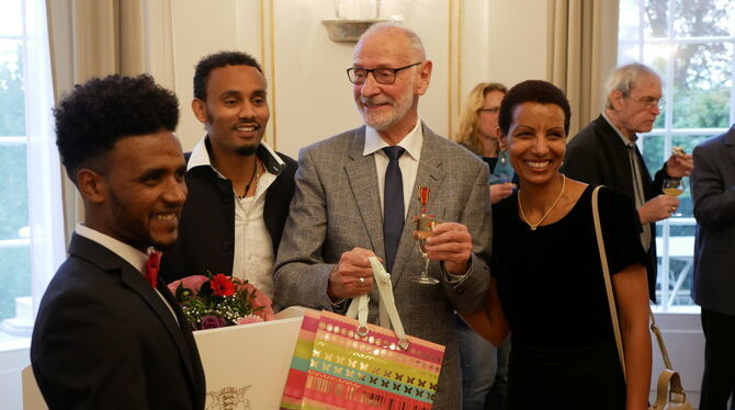 Freute sich bei der Feier in der Villa Reitzenstein mit seinen Gästen über das Bundesverdienstkreuz: Günter Jung. FOTO: LEISTER