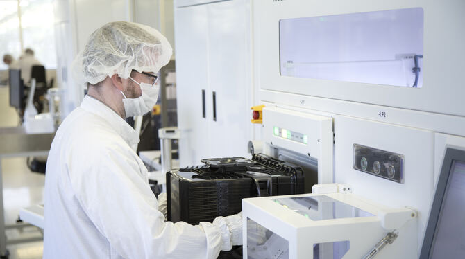 Im Testzentrum Reutlingen testet Bosch schon heute 300-mm-Wafer für die Halbleiterfertigung.   FOTO: BOSCH