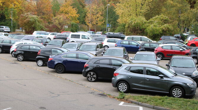 Auf dem Parkplatz der Ermstalhalle in Bad Urach wird die Parkscheibenpflicht eingeführt und die Maximalparkzeit auf fünf Stunden