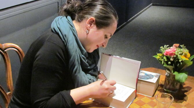Die Autorin Nino Haratischwili beim Signieren nach ihrer Lesung .  FOTO: MORAWITZKY