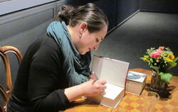 Die Autorin Nino Haratischwili beim Signieren nach ihrer Lesung .  FOTO: MORAWITZKY