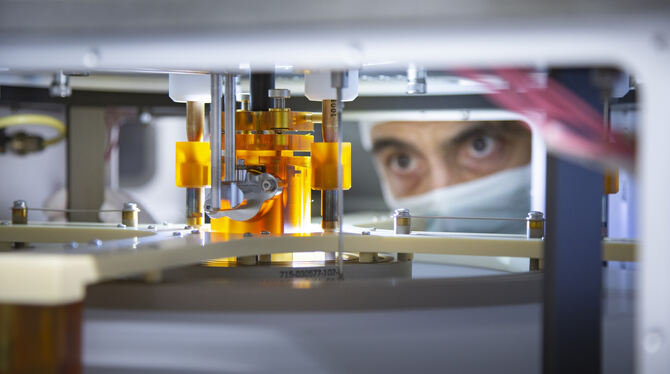 Ein Wartungsmitarbeiter inspiziert eine Plasma-Ätzanlage für Wafer. Bosch wird Halbleiter in 300-mm-Technologie erstmals in sein