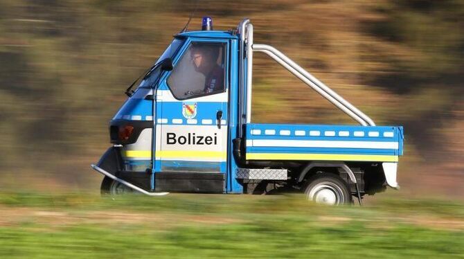 Das dreirädige Rollermobil mit der Aufschrift »Bolizei«