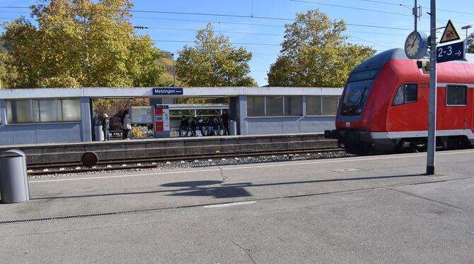 Die Gleise 2 und 3 in Metzinger sind nur über Treppen zu erreichen: Fahrstühle sollen künftig Abhilfe schaffen und den Bahnhof w