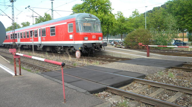 Bis Mitte 2016 konnten Reisende, begleitet vom Fahrdienstleiter, über die Gleise zum Mittelbahnsteig gelangen. Seither ist der Ü