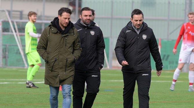 SSV-Cheftrainer Teodor Rus (rechts) fehlt heute gegen Bahlingen. Volker Grimminger (Mitte) gibt die Kommandos, Giuseppe Ricciard