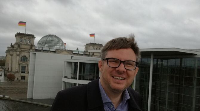 Martin Rosemann auf der Dach-Terrasse im Berliner Regierungsviertel.  FOTO: GISEL