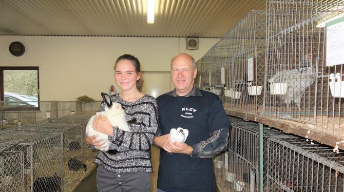 Romy Sommer präsentiert das siegreiche Kaninchen von Philipp Gekeler, Vorsitzender Bernd Brendle wurde für seine Tauben geehrt.