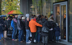 Kalt und feucht: Der Weinherbst in Metzingen ist regelrecht ins Wasser gefallen, gleichwohl die Geschäfte in der Outletcity wied