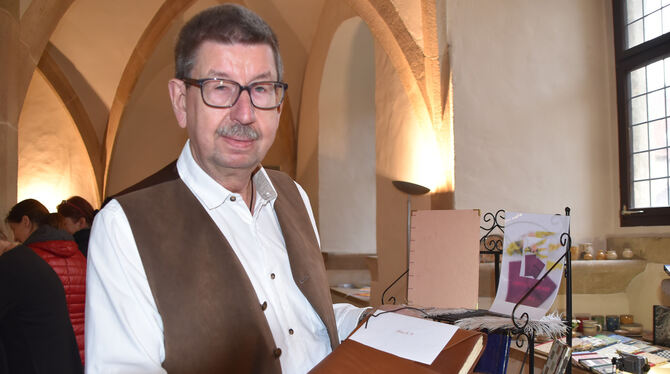 Erwin Kreye (links) beherrscht die Kunst der koptischen Buchbindung und zeigt eins von insgesamt zehn Exemplaren mit Lederhülle