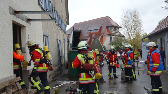 Mit Unklarheiten wie der Zahl der Vermissten zurechtkommen. Die Gomaringer Feuerwehr bei ihrer Hauptübung im Schlosshof.  FOTO:
