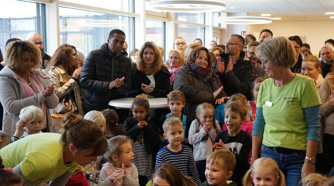 Musikalisch eingestimmt auf das neue Kinderhaus in Nehren: Kinder mit ihren Erzieherinnen beim Eröffnungslied.  FOTO: STRAUB