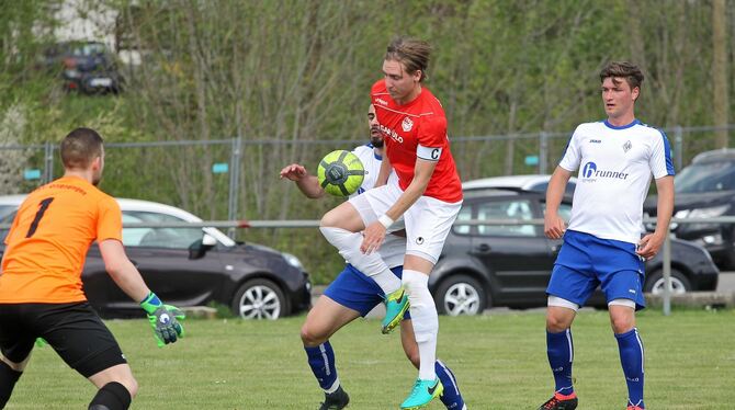 Ofterdingens Andrej Schlecht hatte vor dem Seitenwechsel eine gute Chance zur Führung.  FOTO: EIBNER