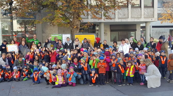 Zum Abschluss der Aktion »Kleine Klimaschützer unterwegs« versammelten sich Kinder aus acht Reutlinger Kindergärten auf dem Mark