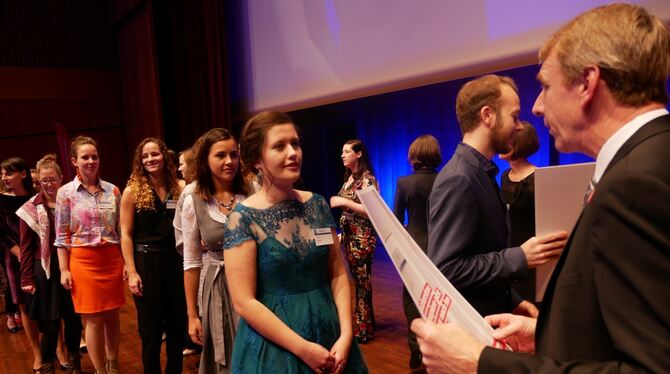 Wichtiger Moment für die frischgebackenen Maßschneidermeister(innen): die Übergabe des Meisterbriefs. FOTO: LEISTER