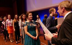 Wichtiger Moment für die frischgebackenen Maßschneidermeister(innen): die Übergabe des Meisterbriefs. FOTO: LEISTER