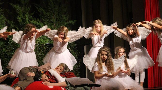 Engel bewachen den Schlaf von Hänsel und Gretel: Stimmungsvolle Szene beim Stiftungsfest des Gesangvereins Eningen.  FOTO: SPIES