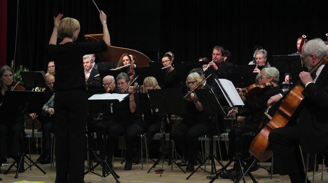 Petra Stark am Taktstock führt das VHS-Orchester Dettingen durch zwei Konzerte. FOTO: AD