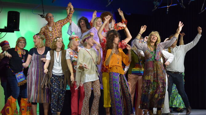 Das Musical »Hair« in Jettenburg:  Musikalische Zeitreise in die Flower-Power-Zeit der 1960er-Jahre, von der das Publikum begeis