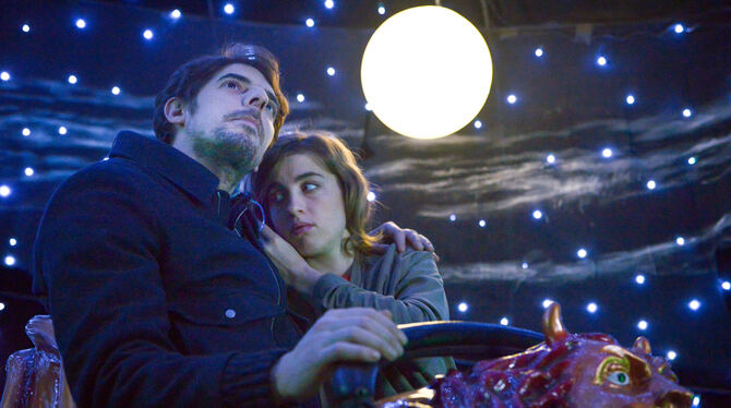 Wenn der Himmel nur scheinbar voller Lampions hängt: Adèle Haenel und Pio Marmaï im Eröffnungsfilm »En liberté«.  FOTO: FILMTAGE