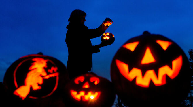 Heute ist Halloween: Da leuchten die Kürbis-Köpfe.  FOTO: DPA