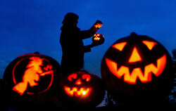 Heute ist Halloween: Da leuchten die Kürbis-Köpfe.  FOTO: DPA