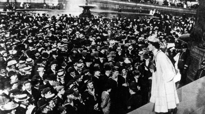 Emmeline Pankhurst setzt sich in einer Rede auf dem Londoner Trafalgar Square (Großbritannien) für das Frauenwahlrecht ein (und
