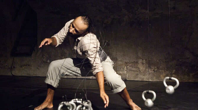 Yaron Shamir in seinem Solo »Farvel – Die Kraft des Abschieds«.  FOTO: SCHULTZE