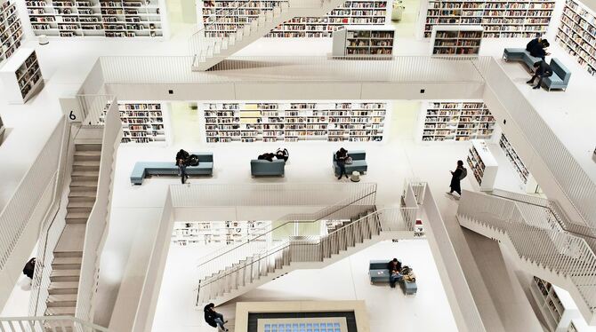 Ästhetisch ein Hochgenuss, technisch dagegen ein Sorgenkind: die Stadtbibliothek am Mailänder Platz.  FOTO: LICHTGUT/VERENA ECKE