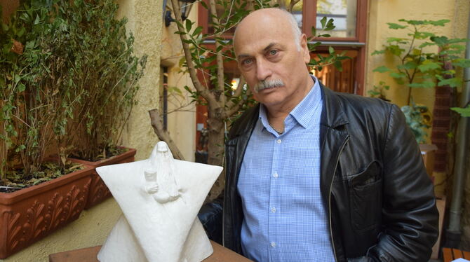 Der Geheimdienst KGB hat ihm stets Steine in den Weg gelegt: Bildhauer Nerse Batsashi aus Georgien mit seiner Gipsfigur "Noah, d
