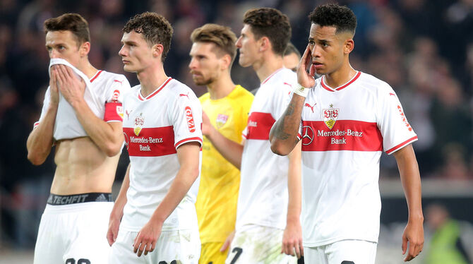 Ratlos: Die VfB-Spieler (von links) Christian Gentner, Benjamin Pavard, Ron-Robert Zieler, Mario Gomez und Dennis Aogo. FOTO: EI