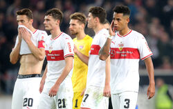 Ratlos: Die VfB-Spieler (von links) Christian Gentner, Benjamin Pavard, Ron-Robert Zieler, Mario Gomez und Dennis Aogo. FOTO: EI
