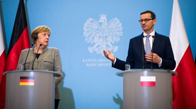 Mateusz Morawiecki, Ministerpräsident von Polen, und Bundeskanzlerin Angela Merkel (l, CDU) äußern sich bei einer Pressekonferen