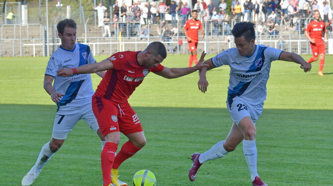 Brachte den SSV in Gmünd in Führung: Marcel Avdic (rotes Trikot).   FOTO: MEYER