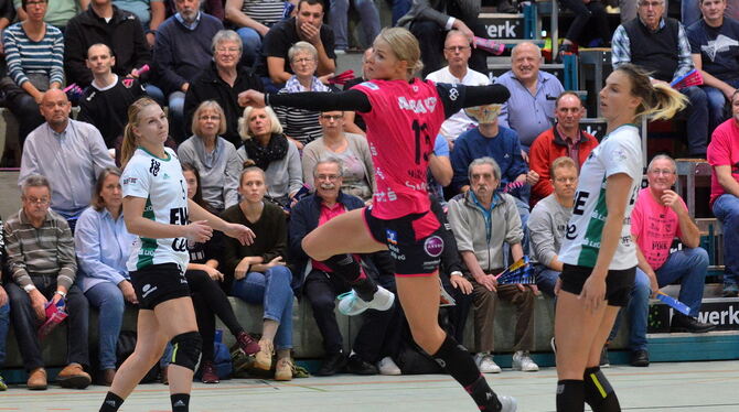 Die Metzinger Bundesliga-Handballerinnen mit Shenia Minewskaja (Mitte) feierten gegen Oldenburg ein Torfestival. Foto: Niethamme