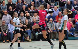 Die Metzinger Bundesliga-Handballerinnen mit Shenia Minewskaja (Mitte) feierten gegen Oldenburg ein Torfestival. Foto: Niethamme