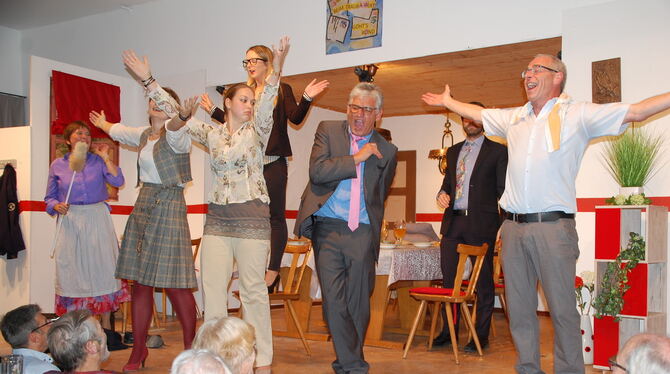 Alle stimmen in die Kirchenchor-Performance ein, nur Bürgermeister Kurt Häberle quält das Rizinusöl. FOTO: HÄUSSLER