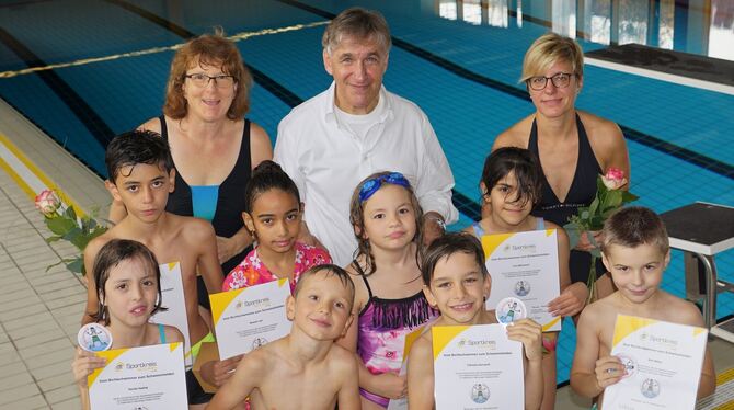 Vom Nichtschwimmer zum Schwimmhelden wurden unter anderen diese acht Grundschulkinder aus Gomadingen und Münsingen. Dabei halfen