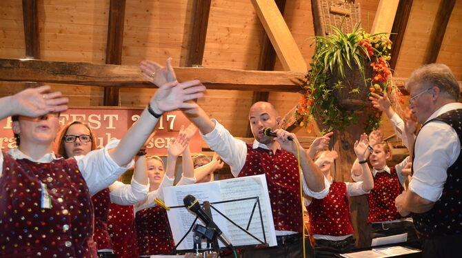 Die Hofbühlmusikanten beim Weinfest in Neuhausen: Sie verstehen sich nicht nur auf Blasmusik, sondern können auch singen, wie si