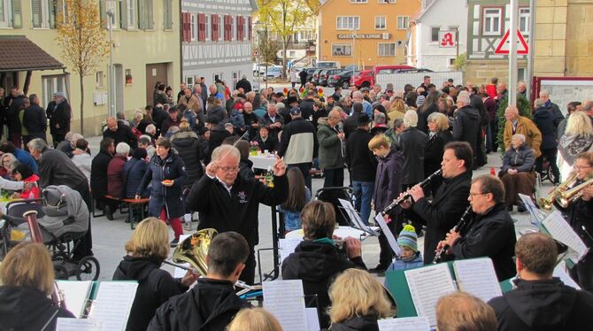Der Walddorfhäslacher Musikverein unter der Leitung von Jochen Schmid sorgte bei der Eröffnung der neu gestalteten Dorfmitte in