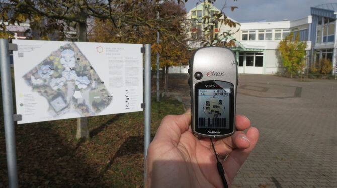Das GPS-Geräte zeigt: Die Position der ersten Station ist hier nicht weit weg. Der Geoache zum Ölschieferwerk beim Schulzentrum