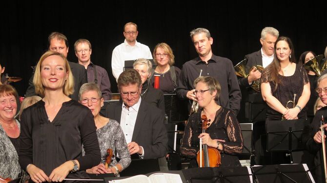 Dirigentin Paula Stark und Orchestermitglieder beim Schlussapplaus.  FOTO: STRÖHLE