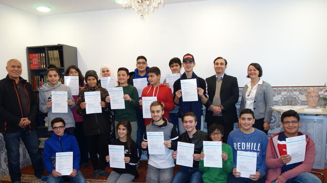 20 Schüler erhielten den Qualipaß. Projektleiter Mohammad Frikach (links), Sultan Braun von der Stadt (obere Reihe rechts) und P