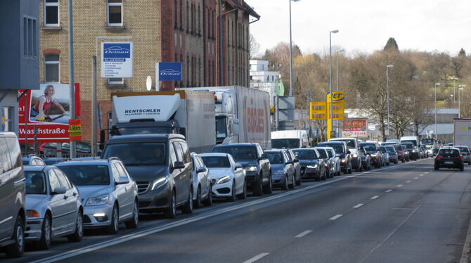 Stadtauswärts ist die Konrad-Adenauer-Straße oft nicht ausgelastet.  FOTO: KUS