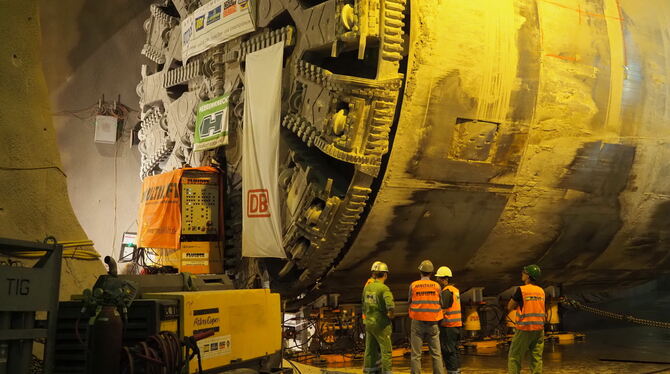 2 000 Tonnen schwer und 120 Meter lang ist die Maschine, die sich durch das Gestein fräst. FOTO: DEUTSCHE BAHN AG