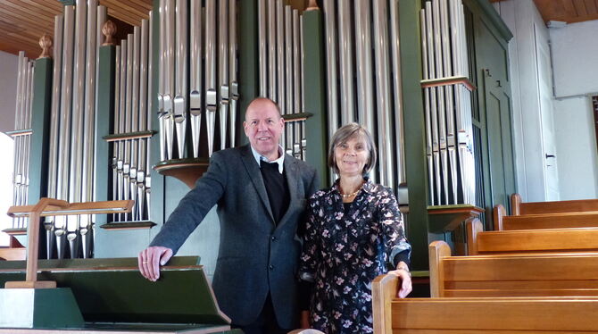 Pfarrer Hans-Michael Wünsch und Organistin Anette Schall vor der Goll-Orgel, die vor 150 Jahren gebaut wurde. FOTO: WEBER